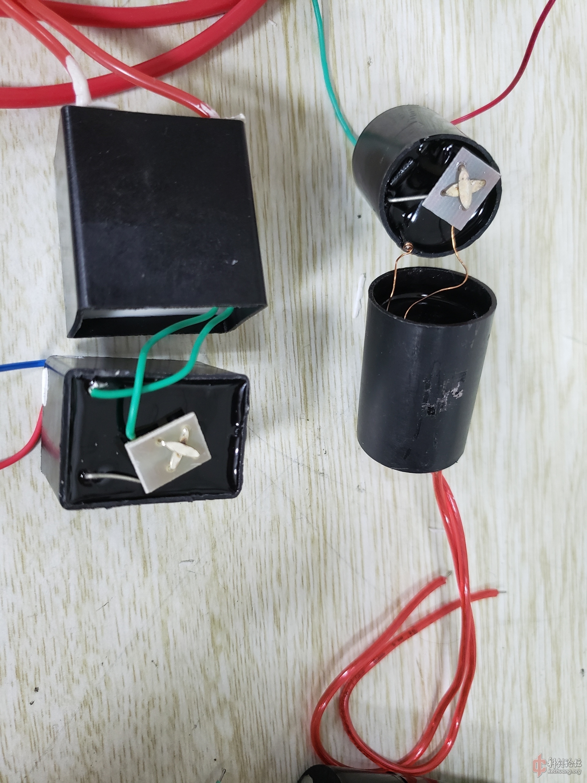 不知道这种电警棍高压包是什么原理感觉设计很科学